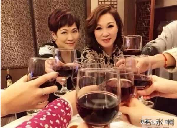 郭靖师傅~斑斑,主持过央视春晚,前夫惠天赐,姐姐森森