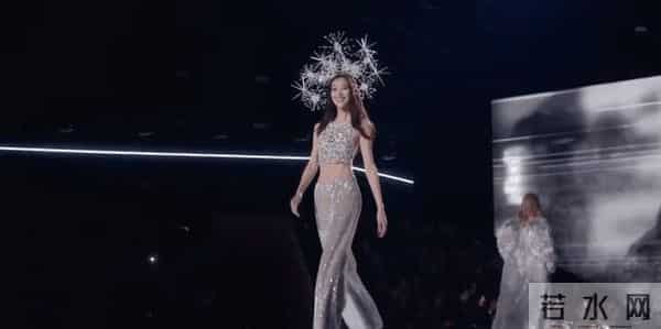 杨幂穿透视装参加2025年维密大秀！刘雯太保守了，没有穿比基尼