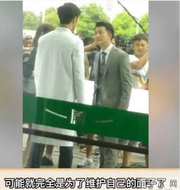 难怪电视里只有上半身,镜头下移后,是不能看的尴尬全景