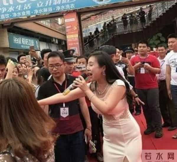 干露露故伎重演爱炒作,晒出大尺寸照片被吐槽