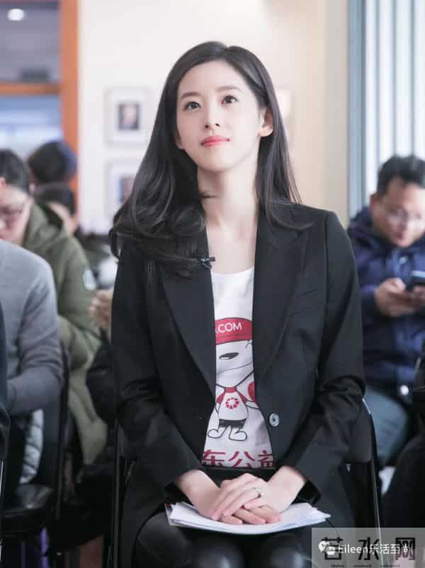 合影被裁？奶茶妹妹的千亿名媛晋级路还有多长？