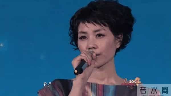 时隔七年!王菲再登春晚献唱新曲!回顾她的四次春晚舞台!你印象最深是哪首?