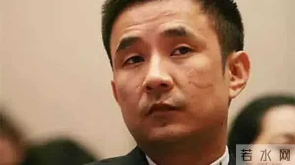 前江西首富欠下700亿,套现61亿带女星出逃,父亲受打击因病去世