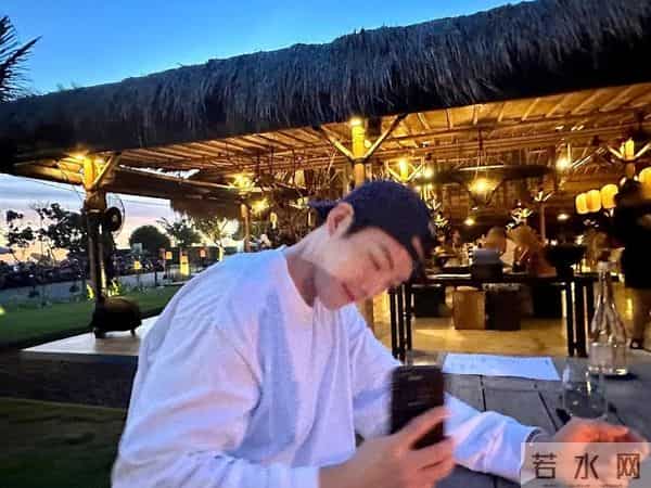 热搜第一的“顶流姐弟恋”:当10年“爱情神话”照进现实