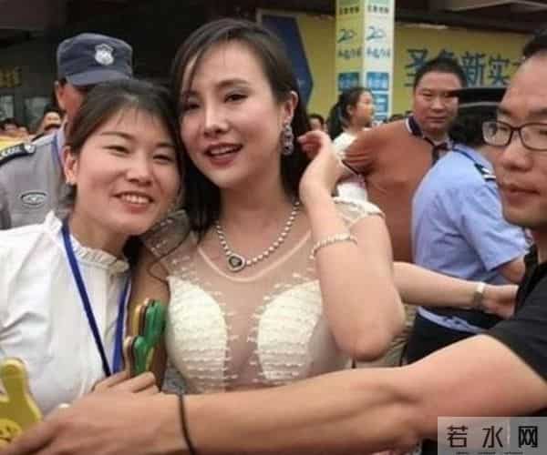 干露露故伎重演爱炒作,晒出大尺寸照片被吐槽