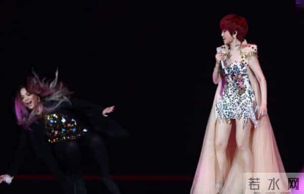 梁咏琪颁奖礼摔倒,而女星摔倒也不止她一个