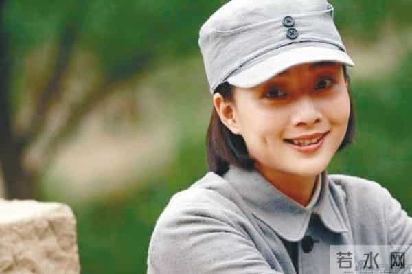 殷桃的坎坷情史：深陷包养门的同时，还被搅进两男三女的爱恨纠葛