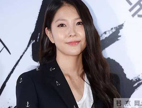 宝儿被一个男人在直播中播放淫秽视频吓到了，慌了