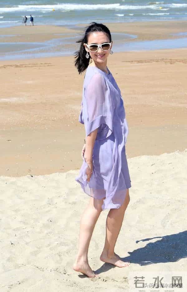 章子怡光着脚丫沙滩漫步！优雅美丽 气质出众，网友：笑容太治愈