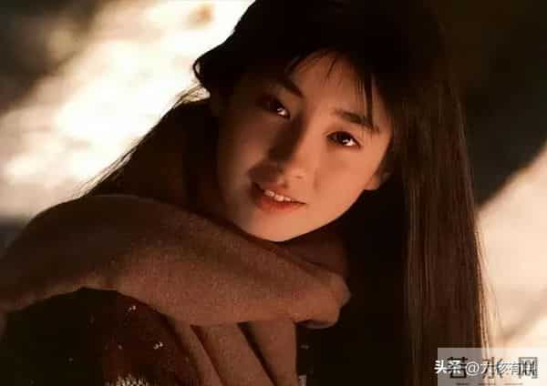 日本女神18岁“一脱成名”,身姿曼妙曲线优美,是被亲妈出卖