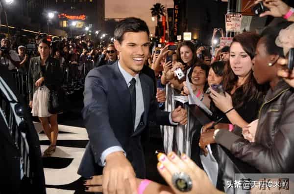 “狼人”泰勒·洛特纳低调订婚,《暮光之城》三主角如今怎样了?