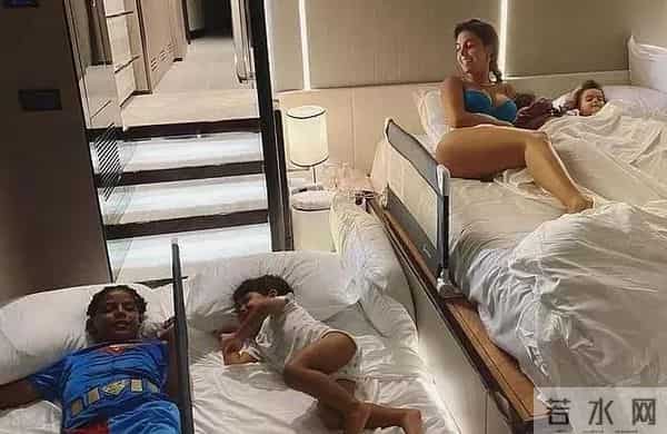 还没结婚就当3个娃后妈，她的恋情价值几亿？