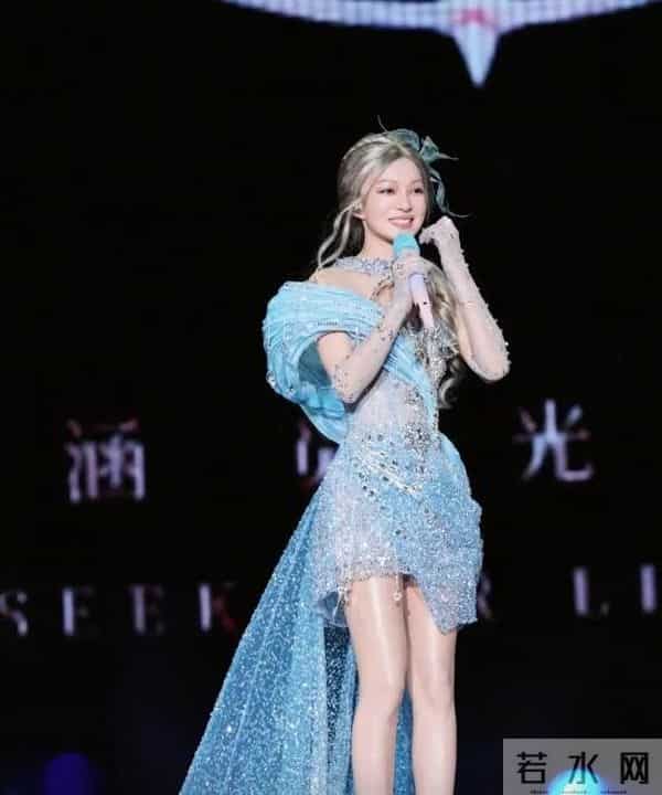 张韶涵演唱会“孔雀开屏”被搞砸!头饰被卡表情无奈,伴舞闯大祸