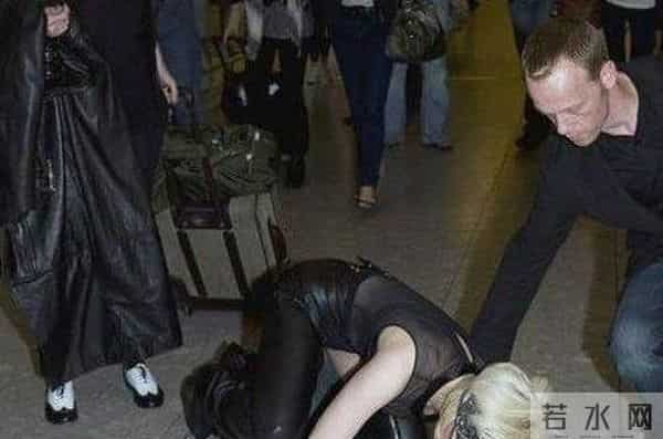 明星出丑尴尬一幕 你还敢这么穿么?