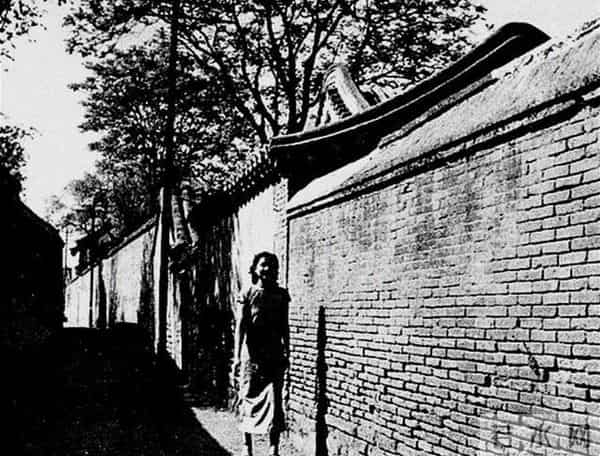 1941年，一个少女进入特工中心，一种特殊训练令人害羞脸红