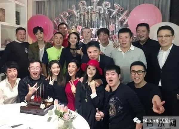 合影被裁？奶茶妹妹的千亿名媛晋级路还有多长？