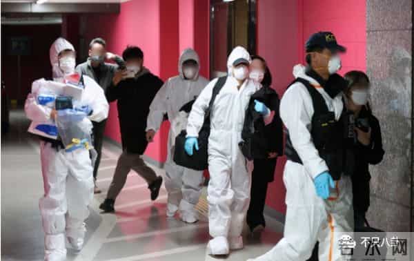 一定很痛苦吧?生日前一天,她和母亲一起自杀身亡