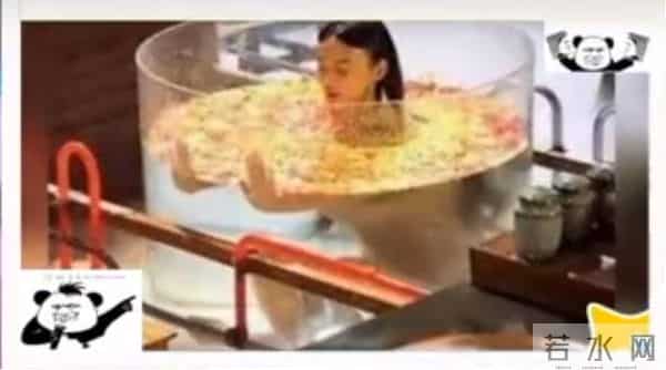 难怪电视里只有上半身,镜头下移后,是不能看的尴尬全景