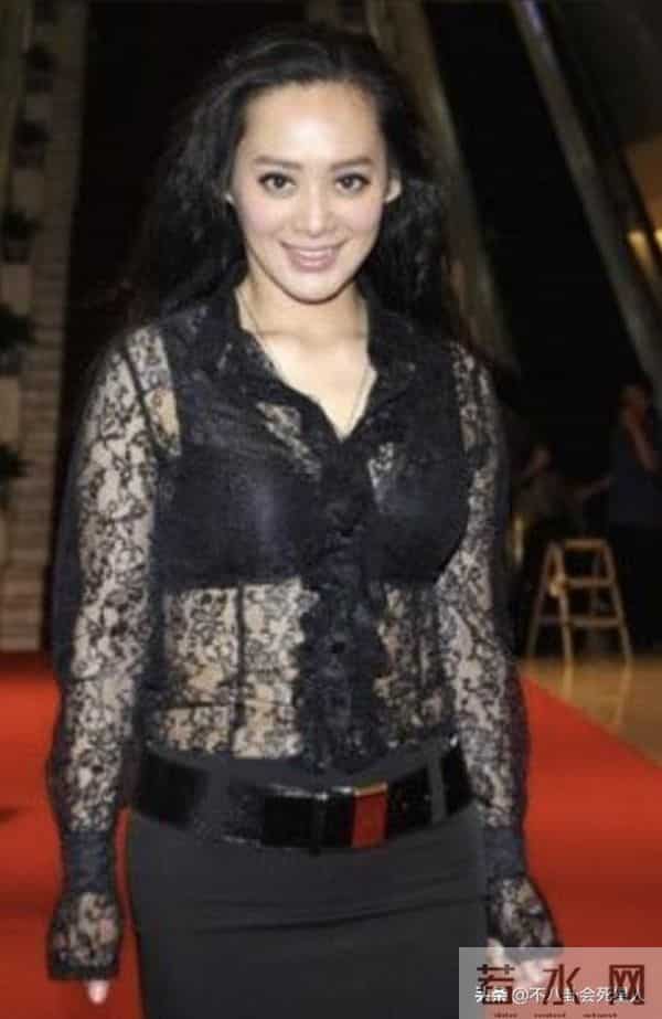 雷人肚兜、辣眼透视装?女星早年奇葩红毯,美貌成“灾难”
