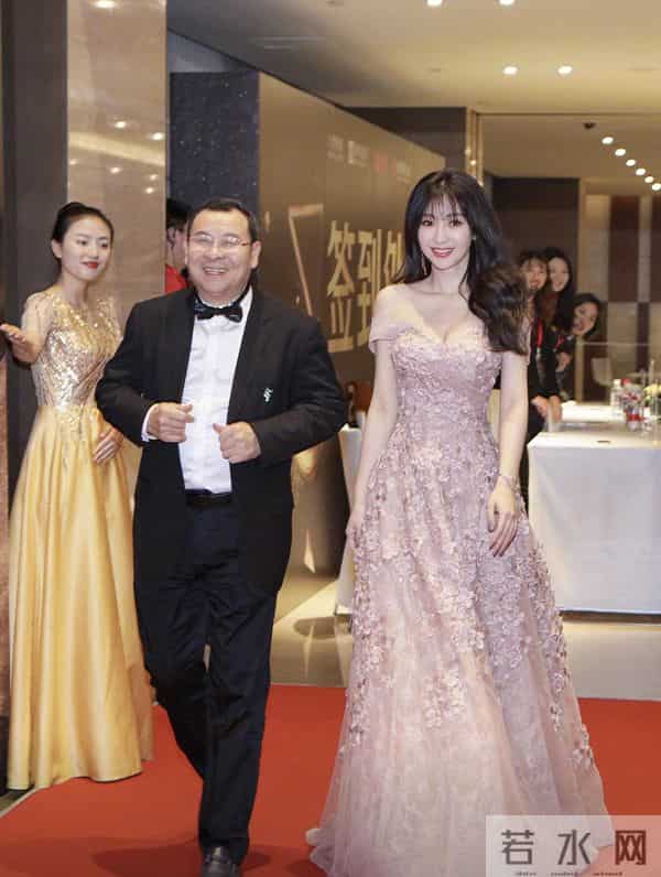 柳岩又“兴风作浪”，穿紧身抹胸鱼尾连衣裙，“尤物身材”太销魂