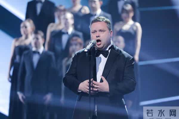 给英国女王献唱的英国版“声入人心”，才不是一位没有故事的男同学