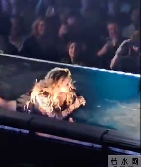 65岁麦当娜演唱会现场摔倒,歌迷发现:没开口歌声却不断