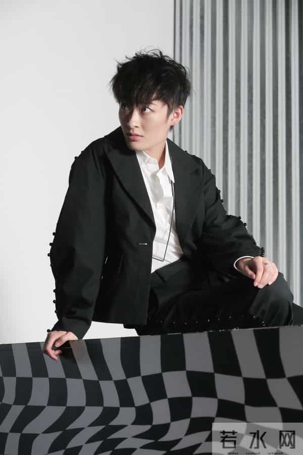 她因绵羊音在争议声中出道，称从不看现在的选秀，更不在意骂声