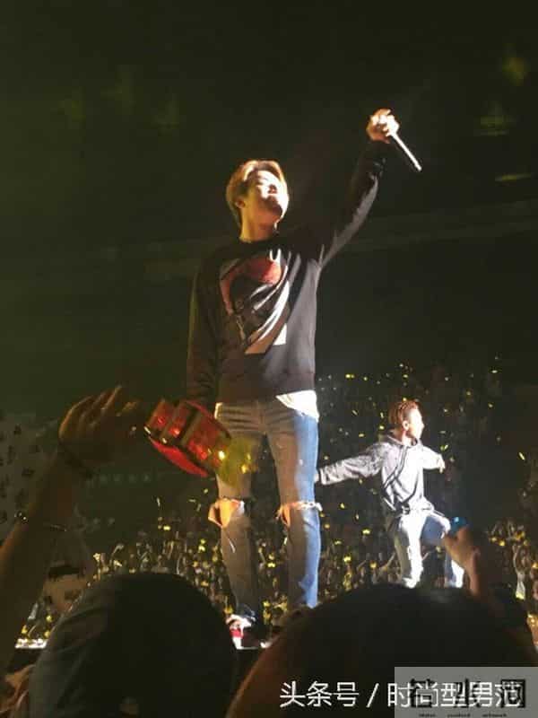 超惊险!BIGBANG大声开唱玩掉麦克风 胜利偷婊T.O.P