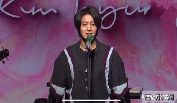 36岁金贤重官宣婚讯后首发文,美男迟暮,近照超像前老板裴勇俊