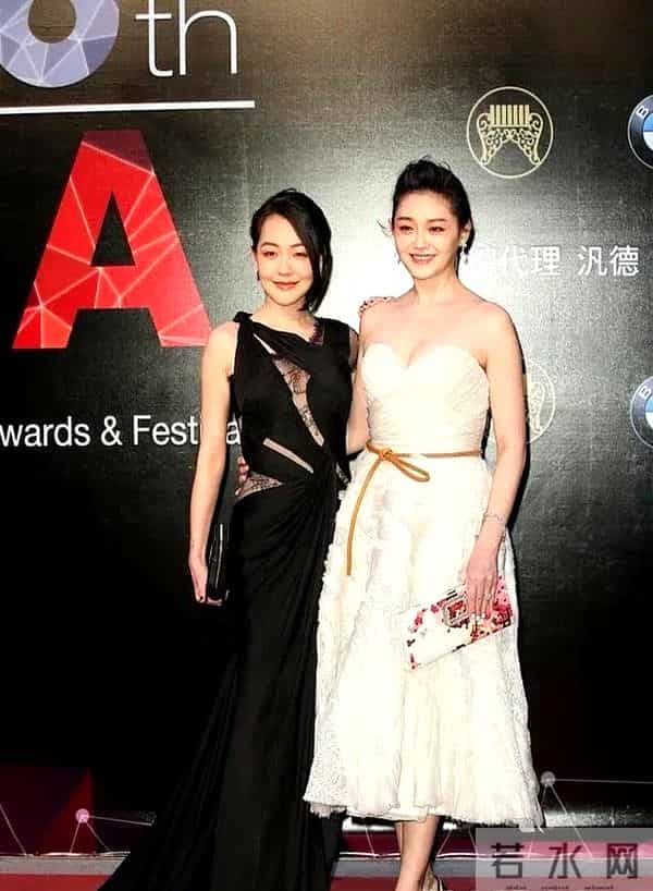 小S坐在老公许雅钧的腿上,全家给二女儿过生日,漂亮婆婆出镜了