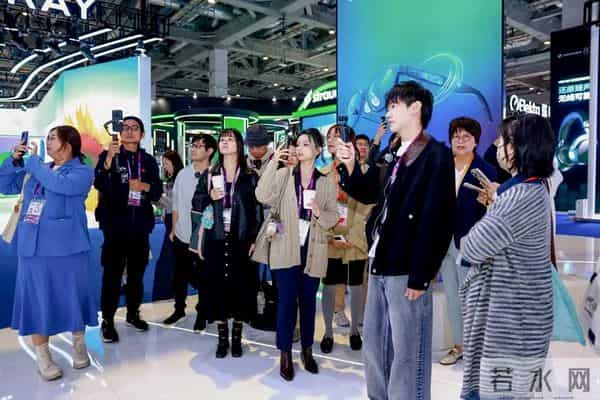 “新机遇新融合新未来——网络名人走进第八届进博会”网络大V沙龙活动举行