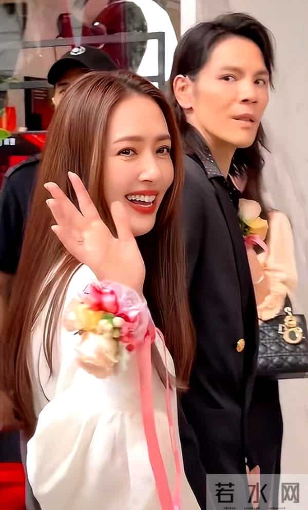 郭碧婷在家自拍曝光内景！面积小装修简单显拥挤，41岁长不少白发