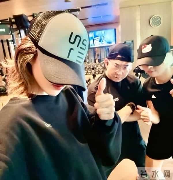 朴春一张全素颜照直接吓疯全网！这次连标志性墨镜都没戴…