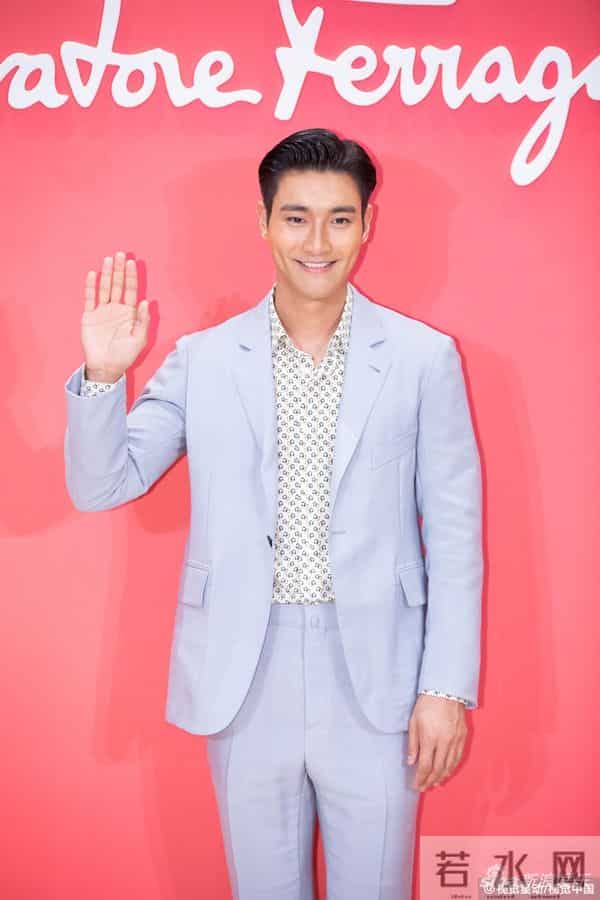 陈意涵生产后首亮相 穿吊带衫身材纤细