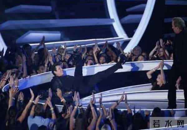 明星出丑尴尬一幕 你还敢这么穿么?