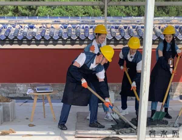 杨幂冯绍峰合体录综艺 两人戴安全帽合作笑容不断