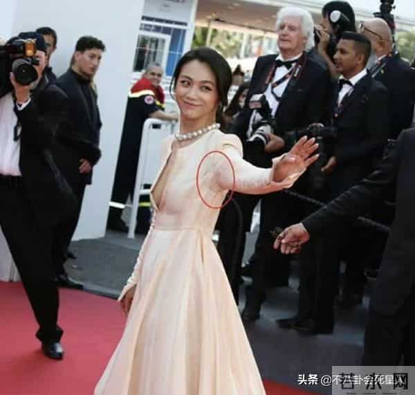 离奇走光、认错人、腋下出汗，这些女星尴尬瞬间，看得人哭笑不得