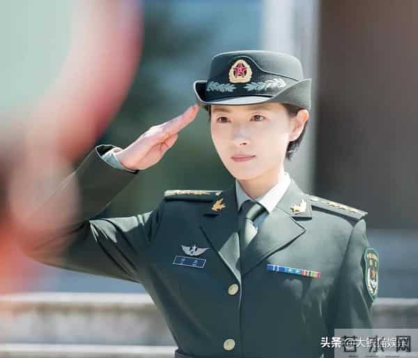 矫揉造作就别演军旅剧了，这8位女星告诉你，什么叫飒爽军人气质