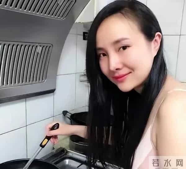 干露露罕见露面!为1岁女儿办生日宴颜值抢镜,外公表情反差大