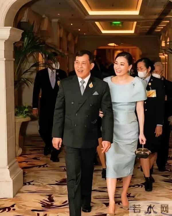 苏后穿衣从土变洋的转变,是这位高人的功劳,礼服穿完还有大用场