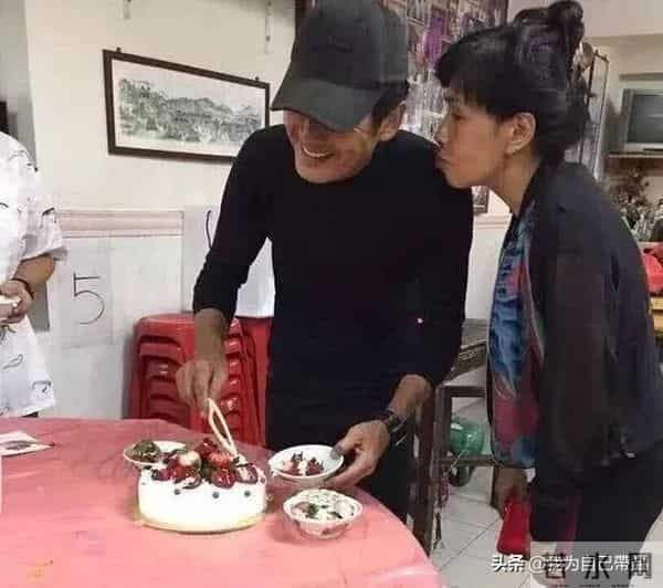 成龙60大寿257位明星到场, 而周润发60大寿, 竟是这番景象