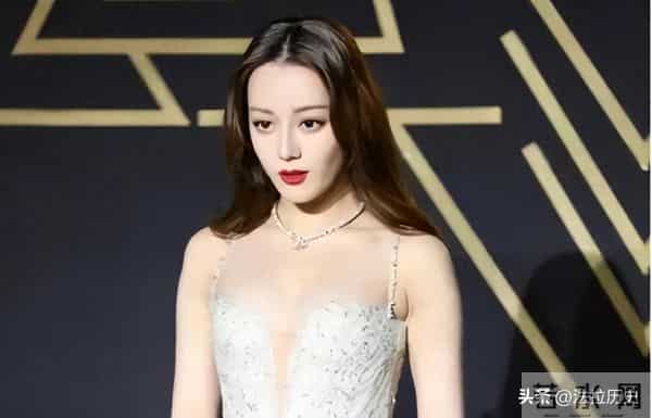 “露奶装”，“开裆裤”，大街上的牛鬼蛇神，演绎现实的罗刹海市