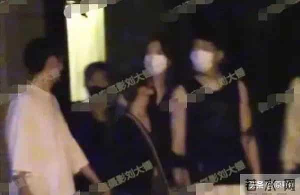 井柏然大方和刘雯逛街!两人手牵手喝同杯饮料,望男友笑成星星眼