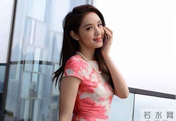 43岁TVB前女星晒旅游照！大秀事业线和美腿，曾患面瘫吃饭都困难