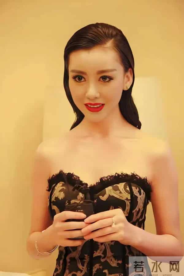 “性感女神”巩新亮