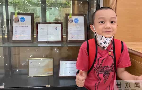 汪涵老婆罕晒儿子，7岁沐沐给妈妈织围巾，游泳获两块奖牌超优秀