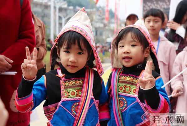 傻傻分不清！千余对双胞齐聚云南墨江共庆第十五届双胞胎节