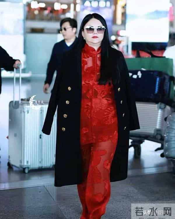 博主模仿李湘冲上热搜,李湘发文晒瘦身照回击,看来她也坐不住了