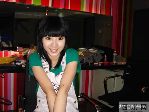 高清多图：柳岩在陕西卫视工作的旧照，青涩懵懂被评价是“丑女”