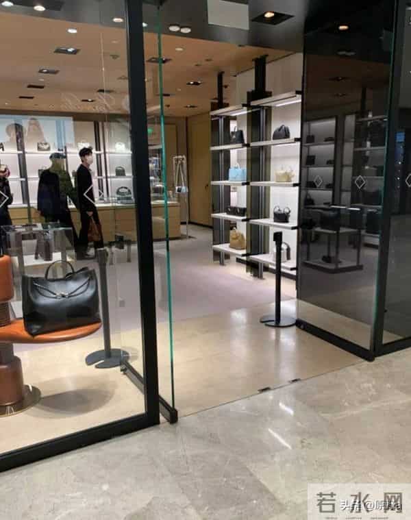 井柏然大方和刘雯逛街!两人手牵手喝同杯饮料,望男友笑成星星眼